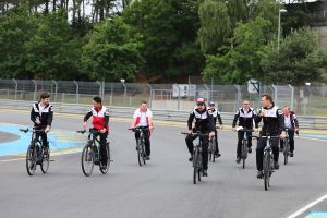 トヨタ陣営は自転車を使いコースチェックに臨んだ