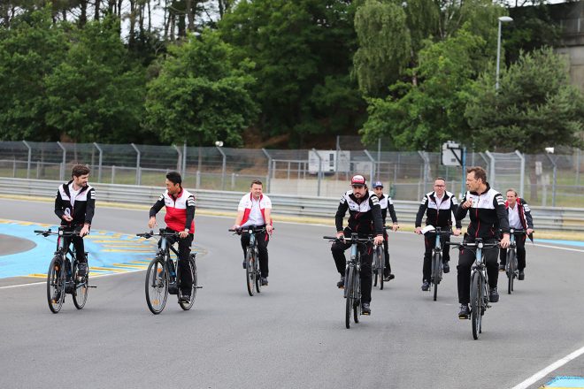 トヨタ陣営は自転車を使いコースチェックに臨んだ