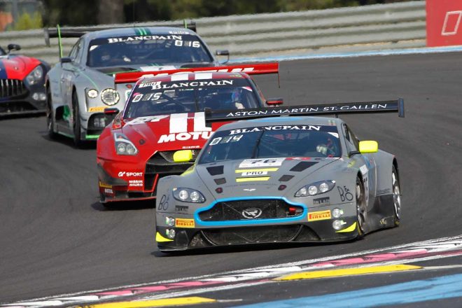 ポールスタートも2度めのリスタートに失敗し中段グループに飲み込まれた76号車アストンマーチン