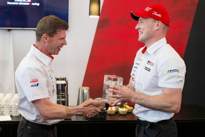 ラトバラがコドライバーであるミーカ・アンティラのWRC通算200戦目の出走を祝福