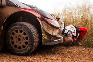 ラジエーター周りをチェックするオット・タナク（トヨタ・ヤリスWRC）
