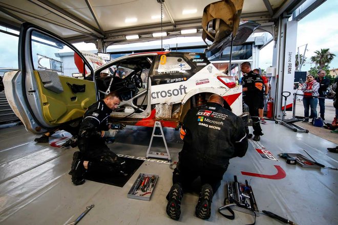 サービスパークでメンテナンスを受けるエサペッカ・ラッピのトヨタ・ヤリスWRC