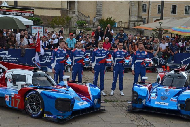 SMPレーシングの記念撮影の様子