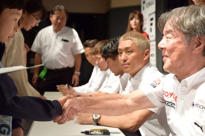 トークショーの終わりには出演者全員でのサイン会も