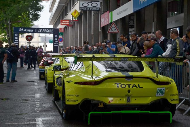 車検を待つアストンマーチン・バンテージAMR