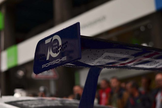 70周年のロゴが入ったポルシェ911 RSRのリヤウイング翼端板