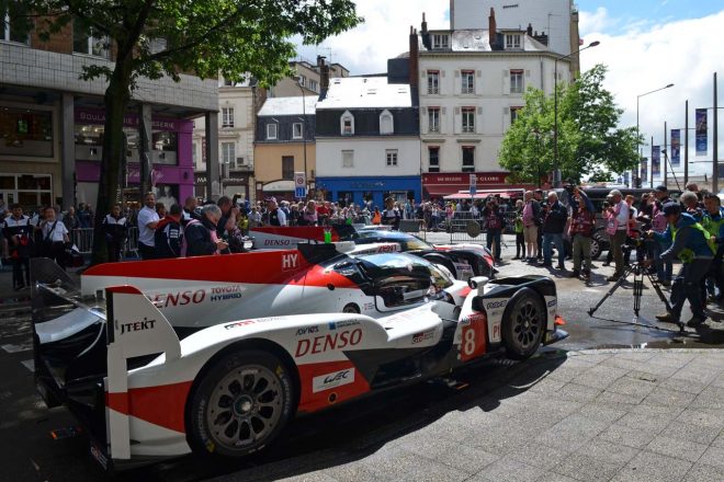 雨が続いていたリパブリック広場だったが、トヨタTS050ハイブリッドの登場時には日差しが差し込んだ