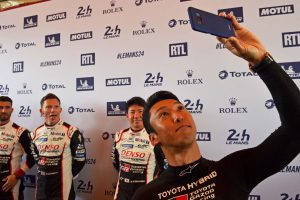 ブログ用の写真を撮る中嶋一貴