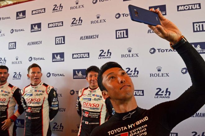 ブログ用の写真を撮る中嶋一貴