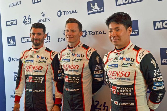 7号車トヨタTS050ハイブリッドをドライブする小林可夢偉、マイク・コンウェイ、ホセ-マリア・ロペス