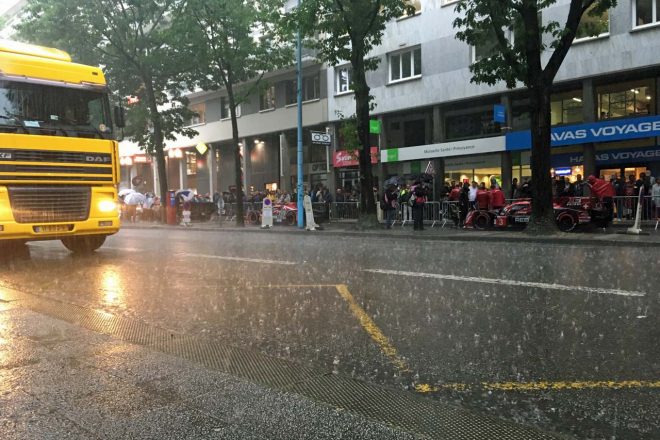 公式車検二日目は激しい雨に見舞われた