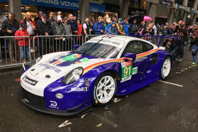 ポルシェGTチームの91号車ポルシェ911 RSRはロスマンズカラーを纏う