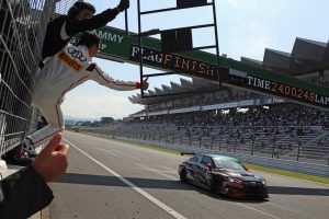 スーパー耐久第3戦富士　ゴールシーン