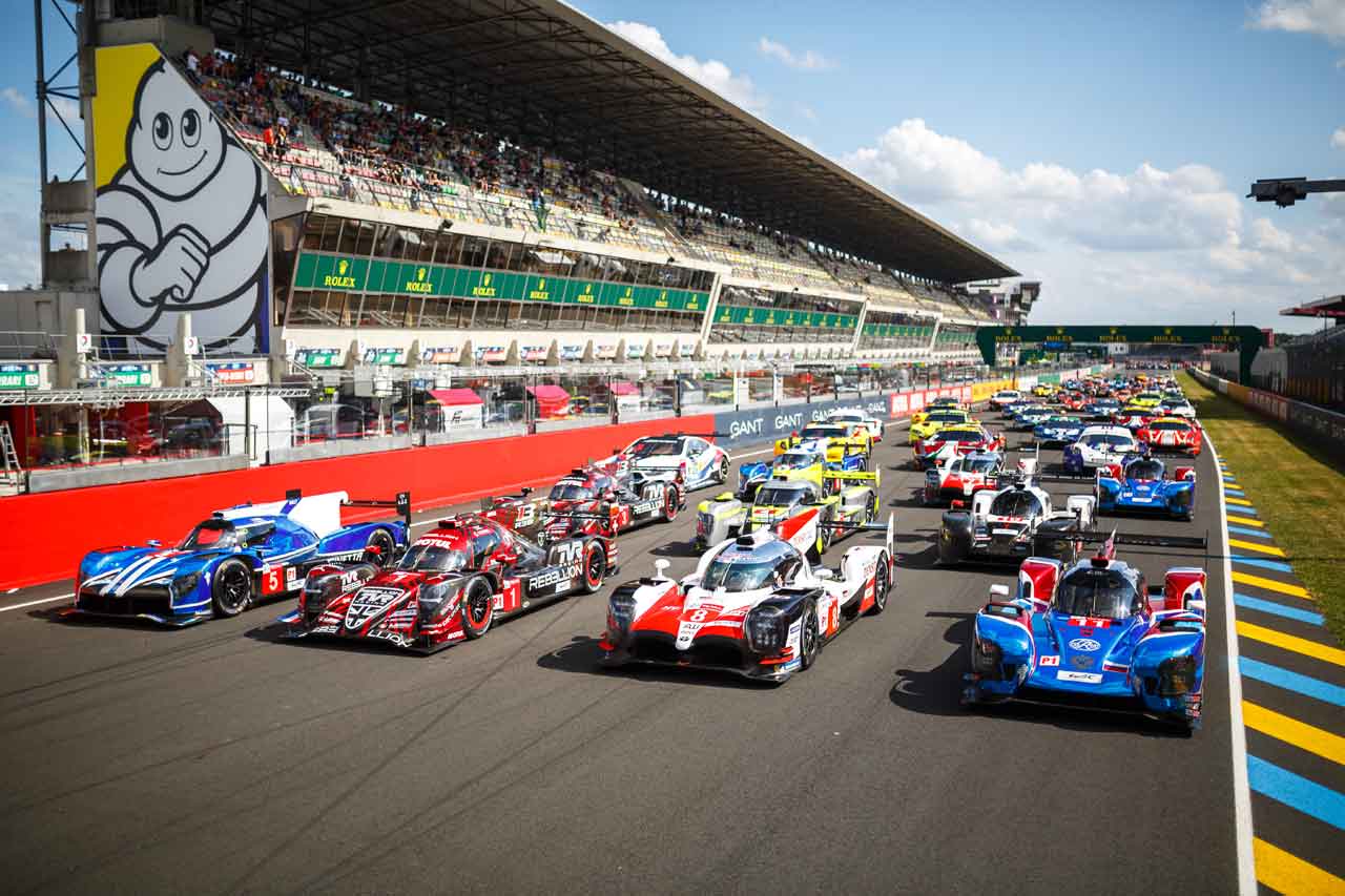 ル・マンのホームストレートに並べられたマシン