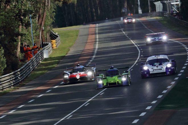 トラフィックをかき分けながら走行する8号車トヨタTS050ハイブリッド