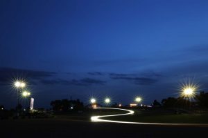 予選1回目は日没後の22時から開始された