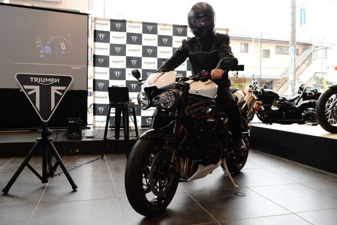 ライディングギヤとフルフェイスヘルメットという出で立ちで新型スピードトリプルRSアンベイルを行った野田氏