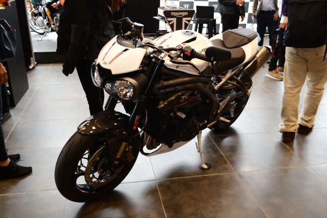 新型スピードトリプルRS（クリスタルホワイト）