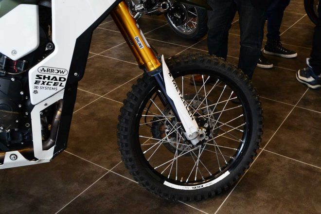 オーリンズ製RXF48フルアジャスタブルフロントフォークとTTX22カートリッジを組み合わせる