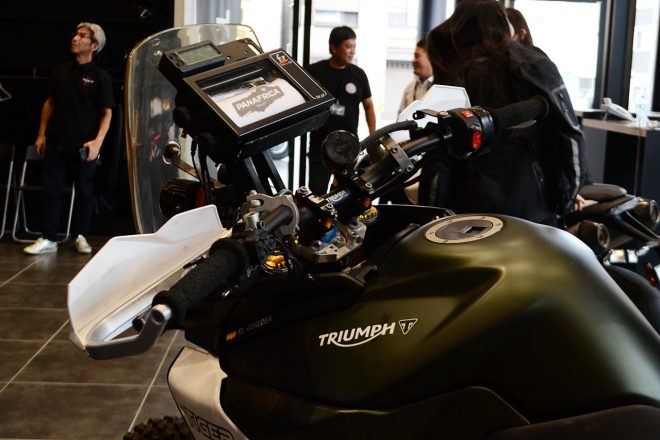 ラリー参戦マシンということで、ロードマップが取り付けられたハンドル回り