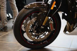 オーリンズ製43mm径NIX30倒立フォーク、ブレーキは320mmのダブルディスクでブレーキキャリパーはブレンボ製