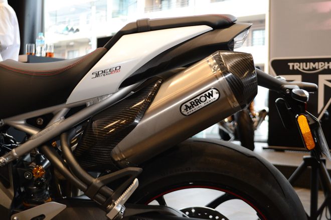 Arrow製スポーツサイレンサーを標準装備