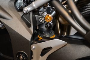 オーリンズ製TTX36ツインチューブモノショック