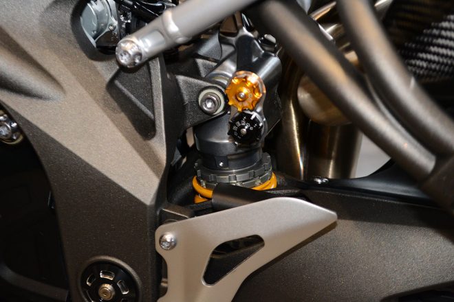 オーリンズ製TTX36ツインチューブモノショック