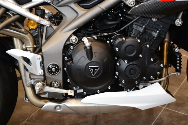 1050cc、水冷並列3気筒DOHC12バルブのエンジン