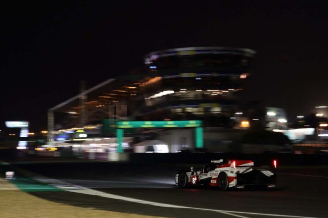 最終フォードシケインからホームストレートに入っていく８号車トヨタTS050ハイブリッド