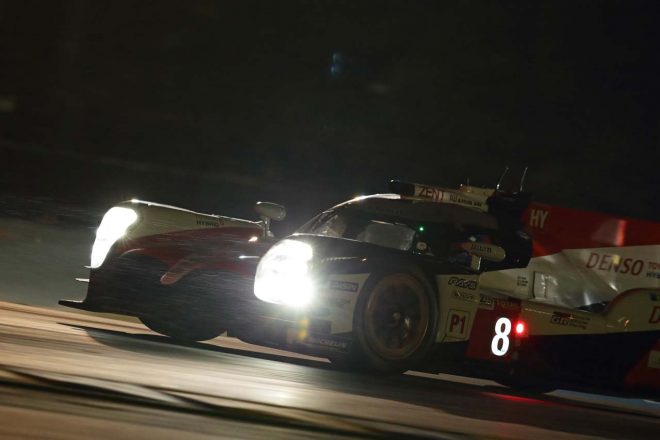 ウェットコンディションのなか走行する８号車トヨタTS050ハイブリッド