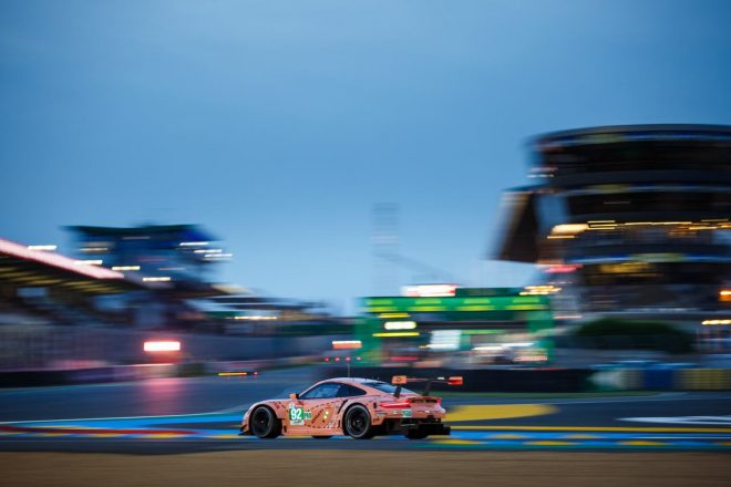 “ピンク・ピッグ”の復刻カラーをまとうポルシェGTチームの92号車ポルシェ
