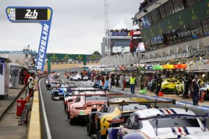 予選開始を待つポルシェ911 RSR