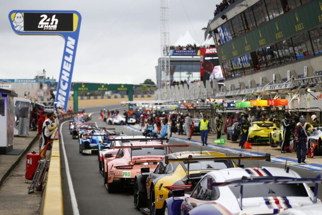 予選開始を待つポルシェ911 RSR