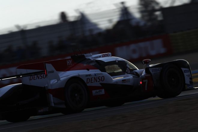 総合首位に立っている7号車トヨタTS050ハイブリッド