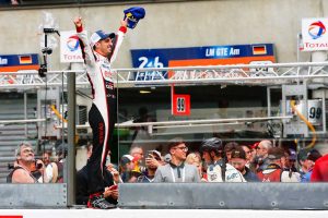 ピットウォールの上でル・マン初制覇を喜ぶセバスチャン・ブエミ