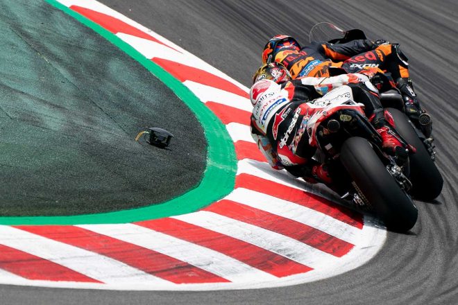 前をいくスミスのインをついた14周目5コーナー、スミスを巻き込んで転倒となった