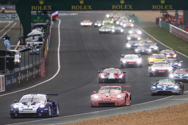 91号車と92号車ポルシェの2台がスタートからGTEプロクラスを牽引した。