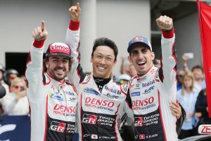 第86回ル・マン24時間を制した8号車トヨタTS050ハイブリッドのフェルナンド・アロンソ、中嶋一貴、セバスチャン・ブエミ