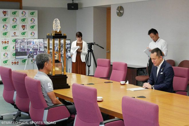 藤井総監督により、特大トロフィーとともにル・マン24時間耐久の優勝報告が行われた