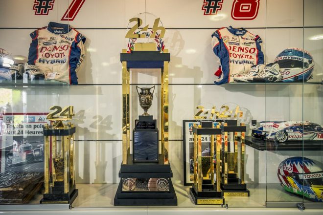 コレクションスペースに収められた栄光のトロフィー。右側の7号車TS040の後部が……。