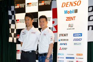 報告会に登場した中嶋一貴と小林可夢偉