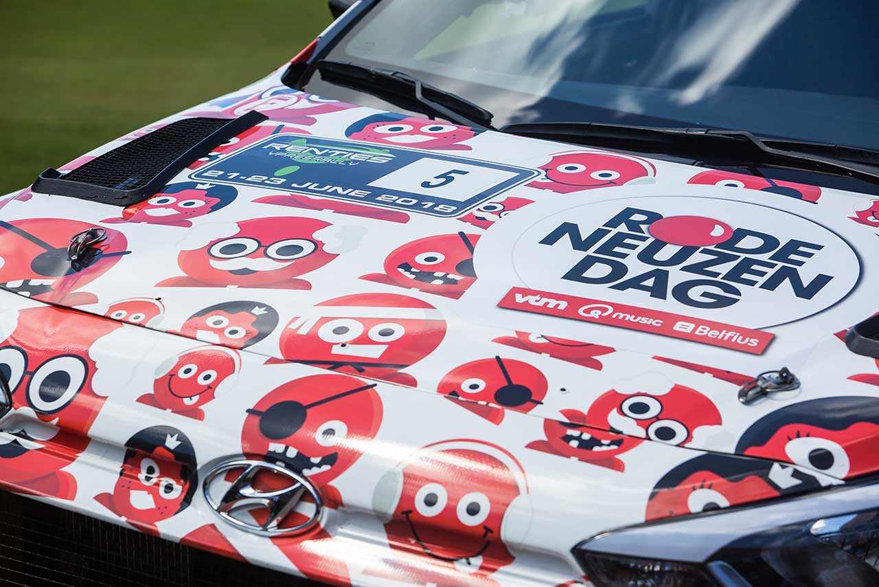 ヌービルのドライブするヒュンダイi20 R5は『レッド・ノーズ・デイ（Red Nose Day）』のチャリティーカラーをまとう