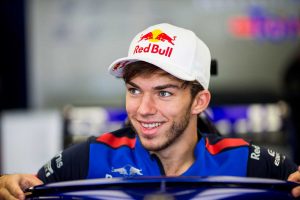 レッドブル、トロロッソのドライバーにフランス語を指南するピエール・ガスリー先生
