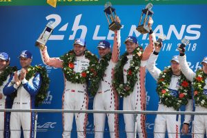 第86回ル・マン24時間耐久レースを制した92号車ポルシェ911 RSRのドライバーたち。このうちファントールとエストーレのふたりが鈴鹿10時間に参戦する