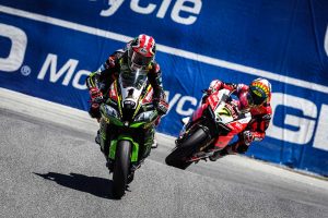 序盤は先行したデイビスだが、レイに交わされるとそのまま2位でチェッカー