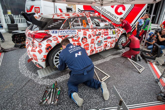 サービスパークでメンテナンスを受けるヒュンダイi20 R5