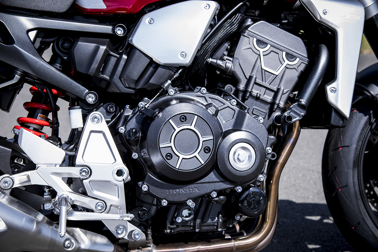 ホンダCB1000Rのエンジンは、CBR1000RRのものではなく専用エンジンを搭載