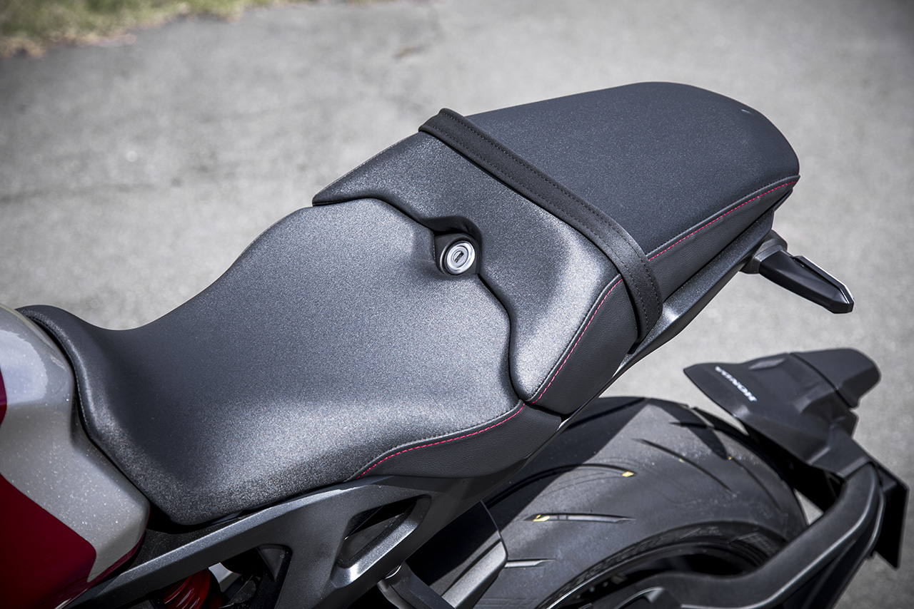 ホンダCB1000R シート