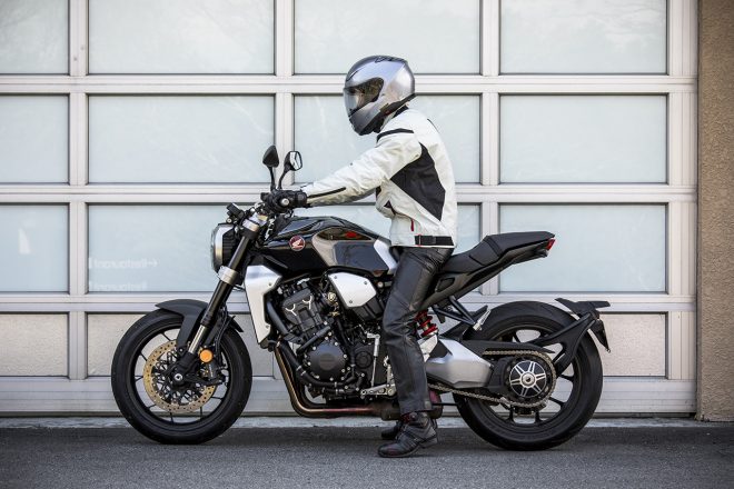 ライディングポジションは若干腰高で上体が微前傾